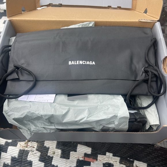 Barely used Balenciaga led runners - Picture 3 of 8